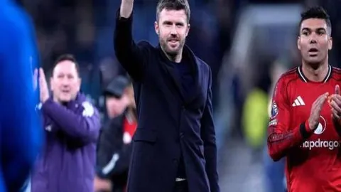 “马德里双雄战平落幕，银河战舰联赛领跑未变。”